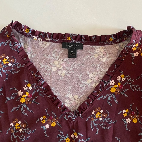 Ann Taylor Factory short sleeve burgundy floral blouse, XS - Picture 4 of 5